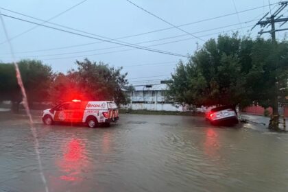 Más de 120 vehículos quedaron varados en Nuevo León por las fuertes lluvias