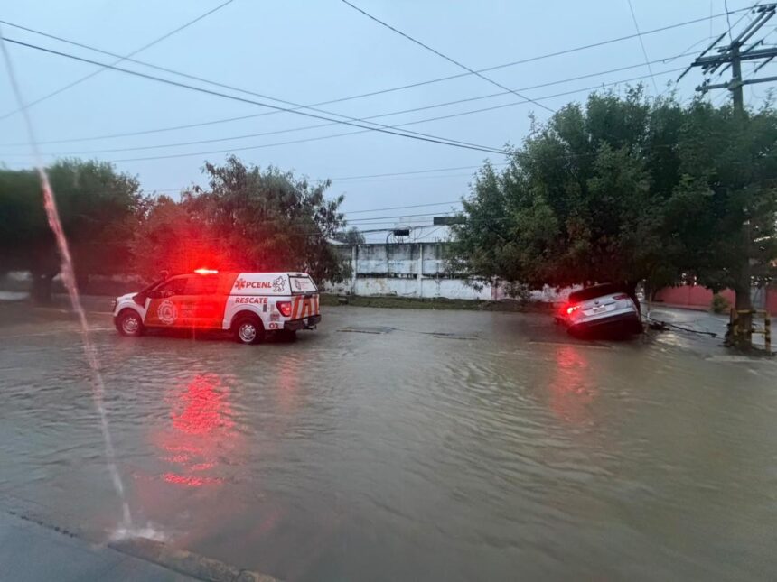 Más de 120 vehículos quedaron varados en Nuevo León por las fuertes lluvias