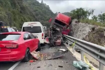 El accidente se registró en en la autopista San Cristóbal de las Casas-Chiapa de Corzo, a la altura del kilómetro 43
