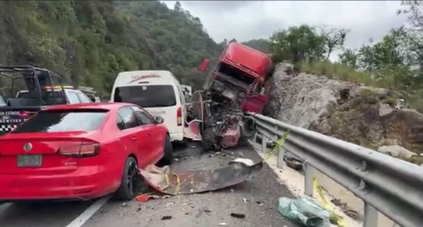 El accidente se registró en en la autopista San Cristóbal de las Casas-Chiapa de Corzo, a la altura del kilómetro 43