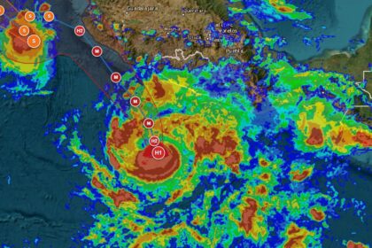 Alertan por 'Trudy'; ya es huracán categoría 1 y entra Frente Frío 2