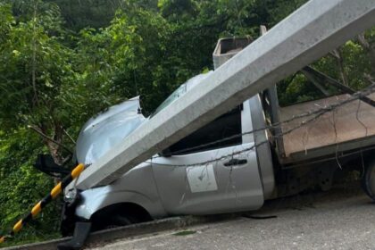 El percance provocó afectaciones a la vialidad debido a que la estructura quedó sobre la zona de paso