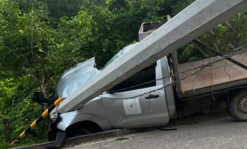 El percance provocó afectaciones a la vialidad debido a que la estructura quedó sobre la zona de paso