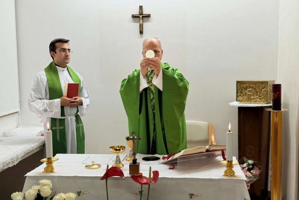 Vaticano publica las primeras fotos del papa León XIV tras su operación