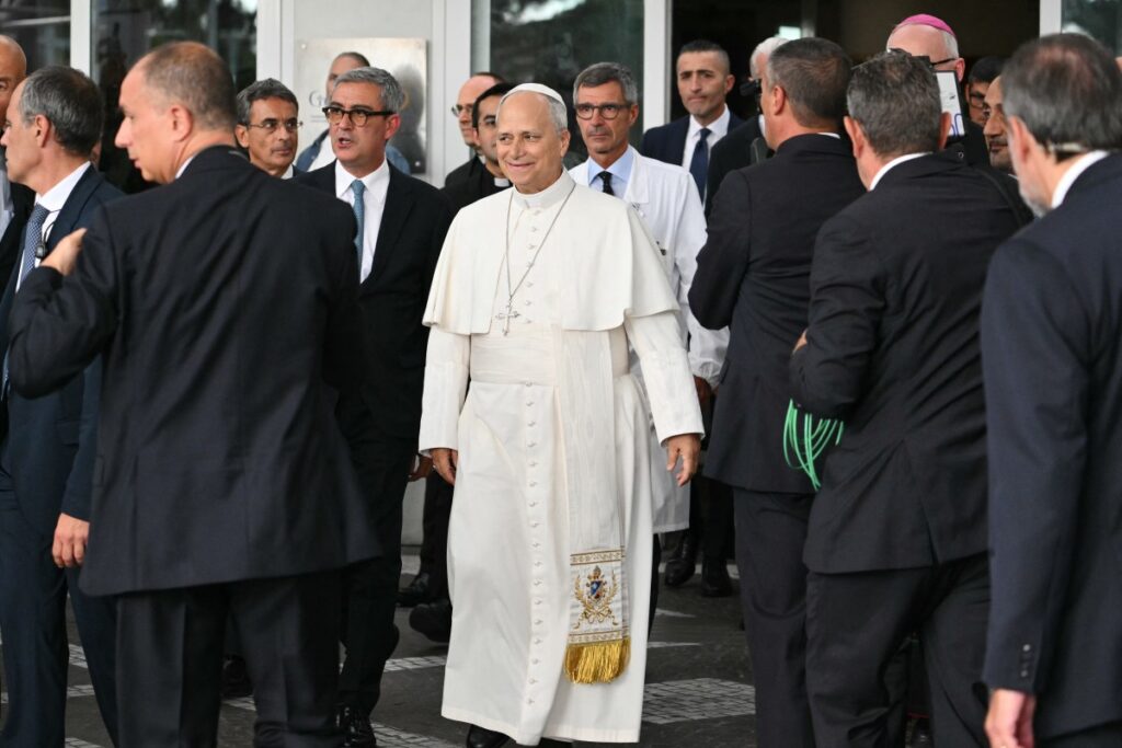 El papa León XIV abandonó el hospital Gemelli de Roma