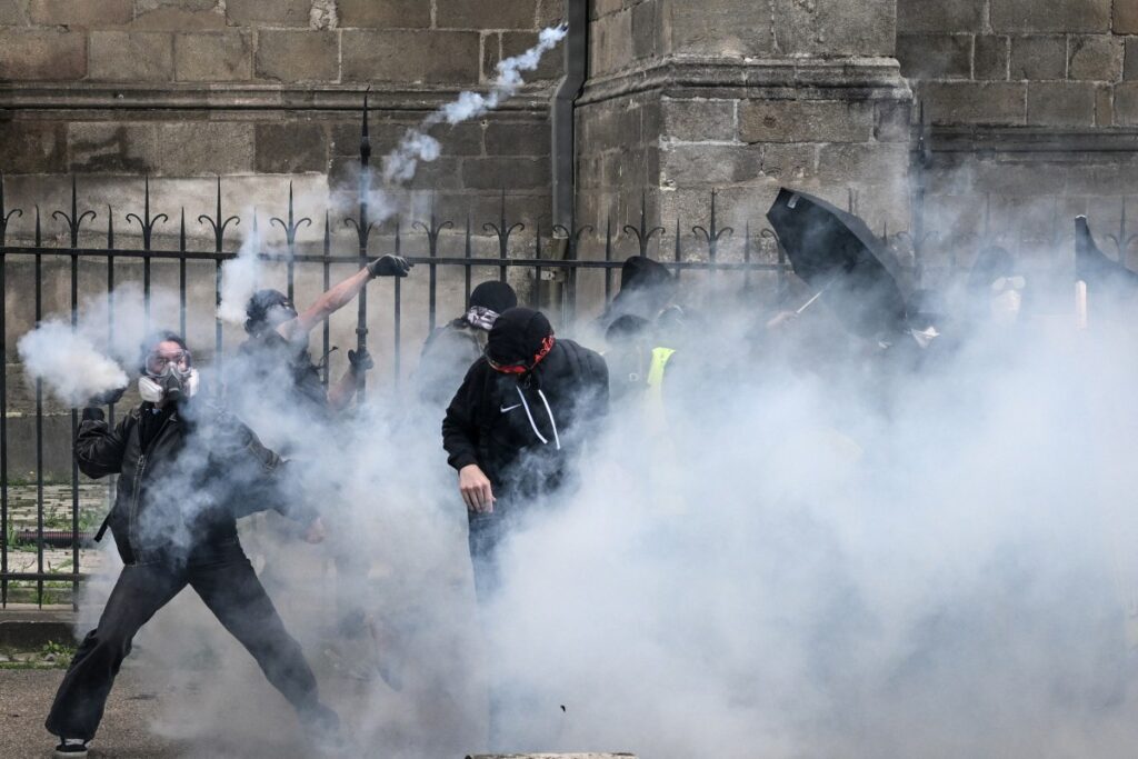 Manifestante pierde una mano durante las protestas en Francia