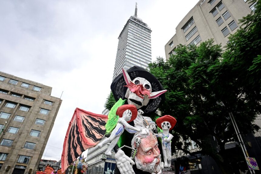 Se construyen con una estructura de alambre, cubierta de periódico, engrudo y cartón (papel maché), para luego pintarse a mano.
