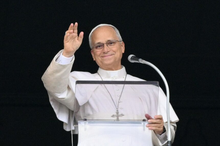El papa León XIV saludó a miles de personas congregadas en la plaza de San Pedro