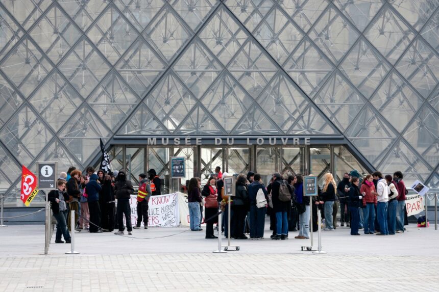 Manifestantes bloquearon el acceso al Louvre, en Francia.