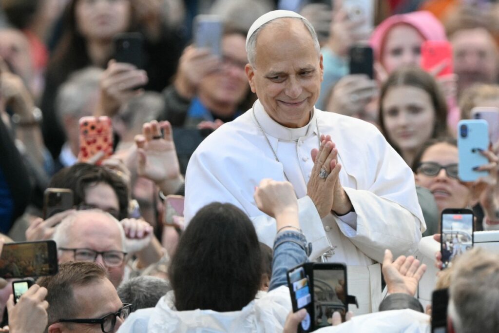 El papa León XIV arribó en el papamóvil a la Plaza de San Pedro
