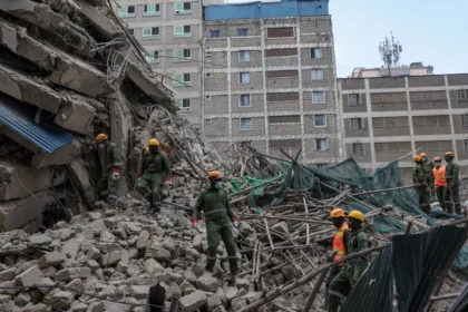 Rescatistas buscan a siete desaparecidos por el derrumbe de un edificio en Kenia
