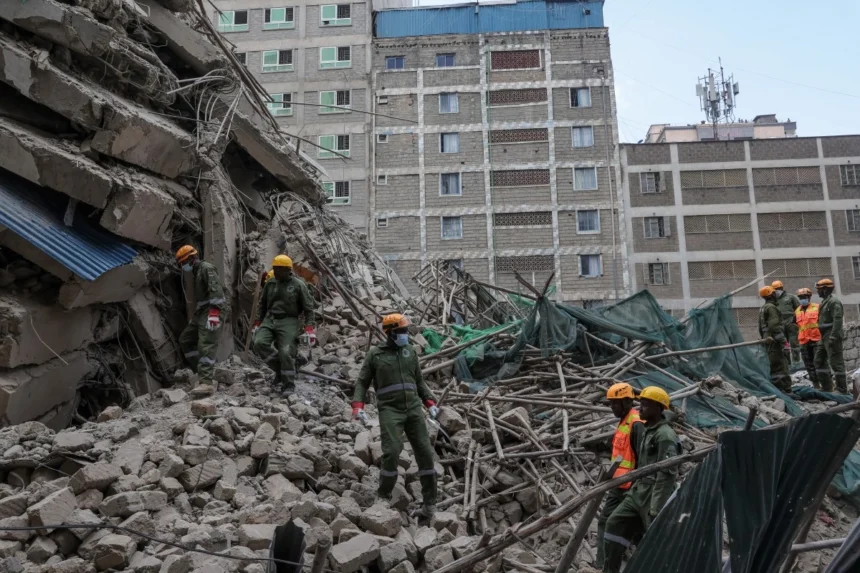 Rescatistas buscan a siete desaparecidos por el derrumbe de un edificio en Kenia