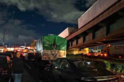 Familiares de personas desaparecidas bloquean la autopista México-Toluca