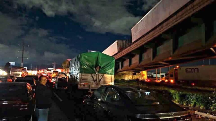 Familiares de personas desaparecidas bloquean la autopista México-Toluca