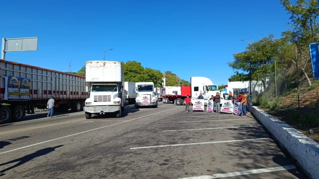 ¡Caos vial en Oaxaca! Transportistas bloquearon vialidad importante del estado