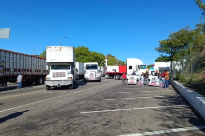 ¡Caos vial en Oaxaca! Transportistas bloquearon vialidad importante del estado