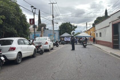 Los manifestantes señalaron que, a dos semanas de haber iniciado sus movilizaciones, no han recibido respuesta a sus peticiones.