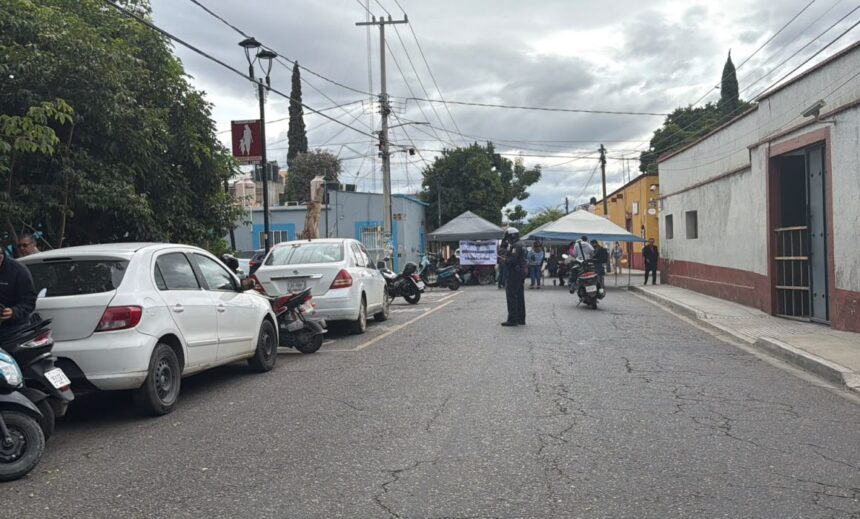 Los manifestantes señalaron que, a dos semanas de haber iniciado sus movilizaciones, no han recibido respuesta a sus peticiones.