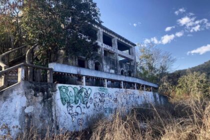 El inmueble se ha convertido en un punto de interés para personas atraídas por los relatos de terror y la exploración urbana.