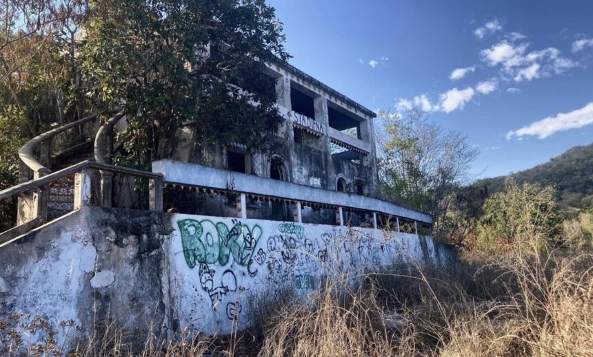 El inmueble se ha convertido en un punto de interés para personas atraídas por los relatos de terror y la exploración urbana.