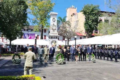 Durante la ceremonia se entregó a Diana Rodríguez la Presea ‘Mártires de Uruapan’, en memoria del exedil asesinado el 1 de noviembre de 2025.
