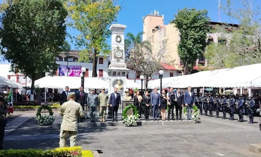 Durante la ceremonia se entregó a Diana Rodríguez la Presea ‘Mártires de Uruapan’, en memoria del exedil asesinado el 1 de noviembre de 2025.