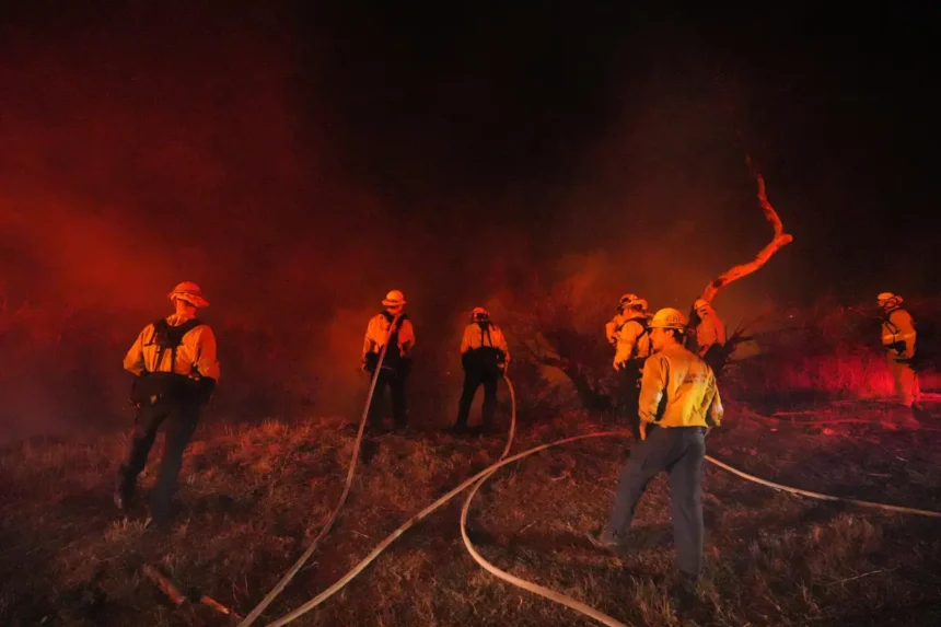 Incendio en California obliga a evacuar viviendas