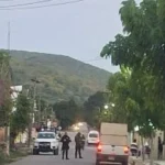 Policías municipales y peritos de la Fiscalía General del estado llevaron a cabo las diligencias y trasladaron el cuerpo al Servicio Médico Forense.