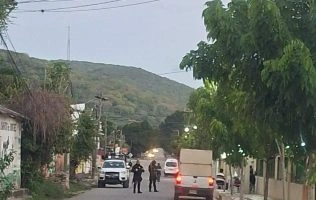 Policías municipales y peritos de la Fiscalía General del estado llevaron a cabo las diligencias y trasladaron el cuerpo al Servicio Médico Forense.