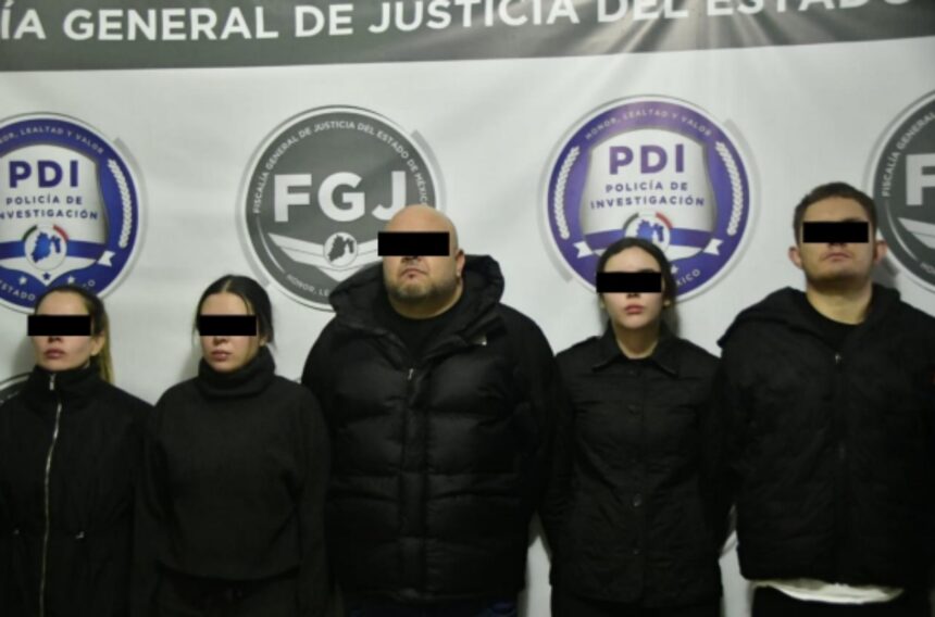 Elementos de la Secretaría de Seguridad del Estado de México detuvieron en flagrancia a Jesús Darío "N", alías "El Cara de Cochi", presunto integrante de la organización delictiva "La Barredora 24/7", vinculada al 'Cártel Caborca'.