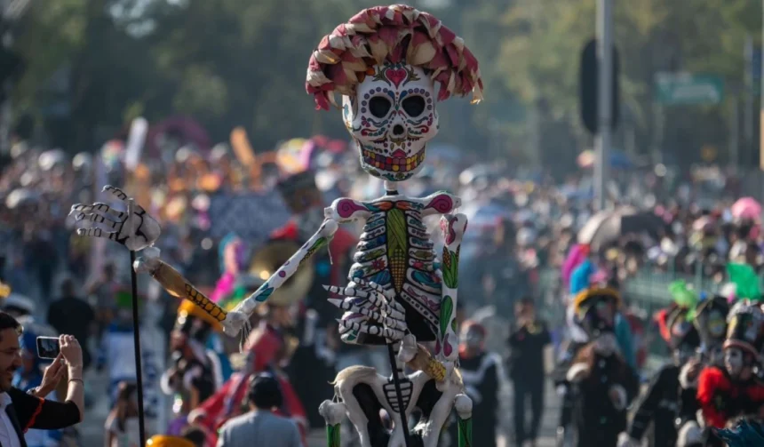 El Día de Muertos representa una tradición mexicana que une a cientos de personas