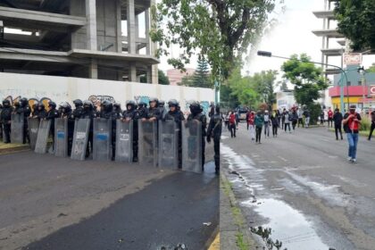 Llega marcha de normalistas al PJM donde los espera GC