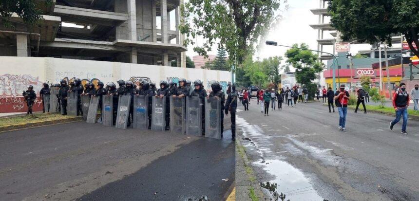 Llega marcha de normalistas al PJM donde los espera GC