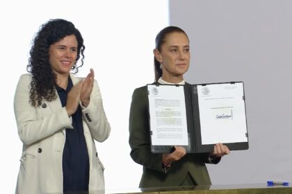 Sheinbaum firma decreto para proteger a menores de edad en las plataformas digitales