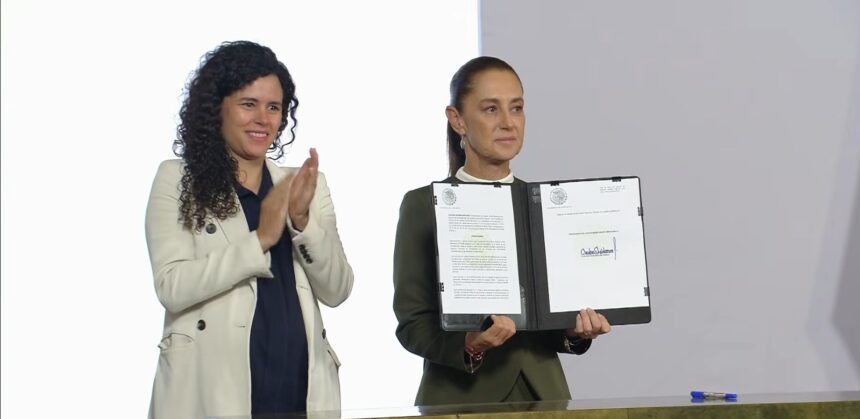 Sheinbaum firma decreto para proteger a menores de edad en las plataformas digitales