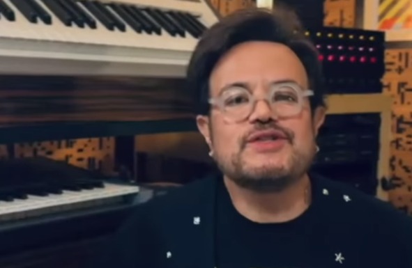 El cantante Aleks Syntek
