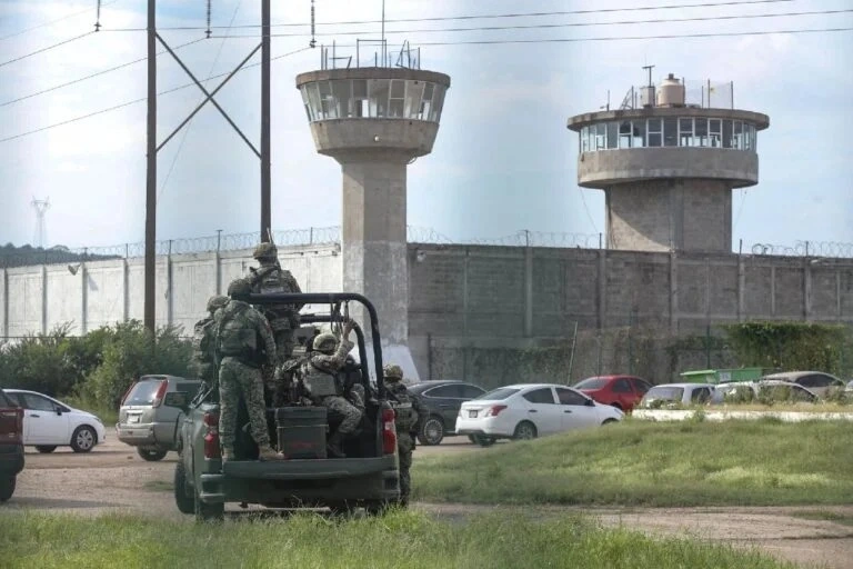Los centros penitenciarios de Sinaloa atraviesan una crisis de violencia por la fricción enyte “Los Chapitos” y “Los Mayos”.