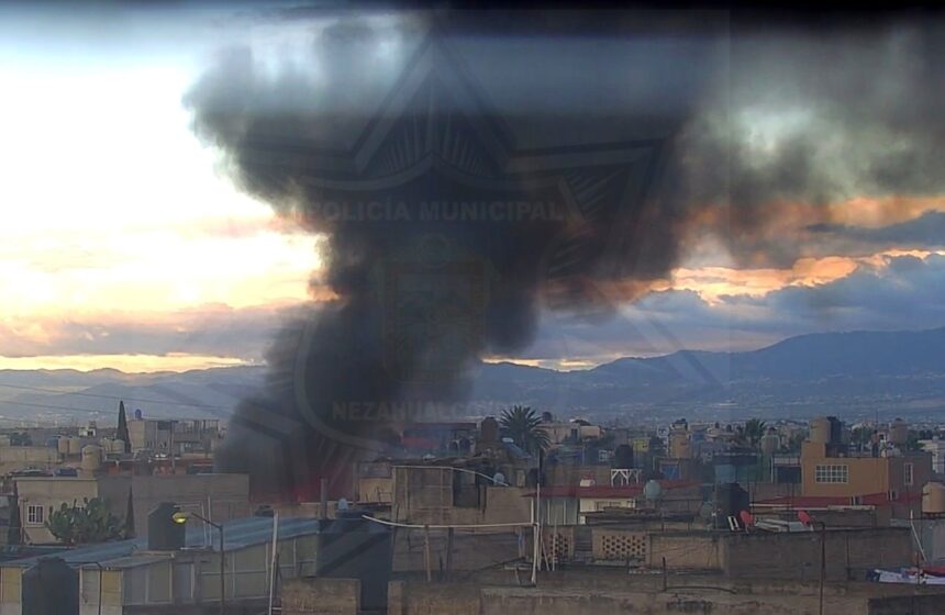 Incendio consume casa habitación en Nezahualcóyotl