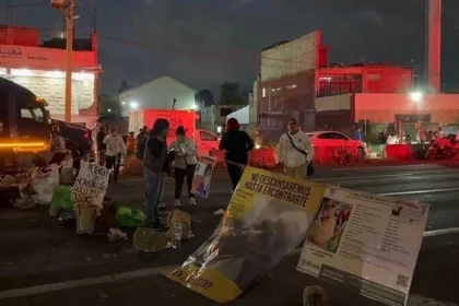 Suman 30 horas de bloqueo en la México-Toluca por familiares desaparecidos; liberan carril en direccion CDMX