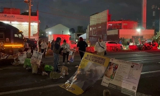 Suman 30 horas de bloqueo en la México-Toluca por familiares desaparecidos; liberan carril en direccion CDMX