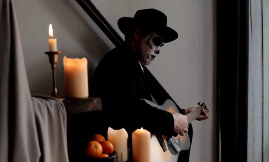 El músico Arturo Palacios, originario de Salina Cruz, impulsó la difusión internacional de “Donde el alma no muere”, una composición dedicada al Día de Muertos