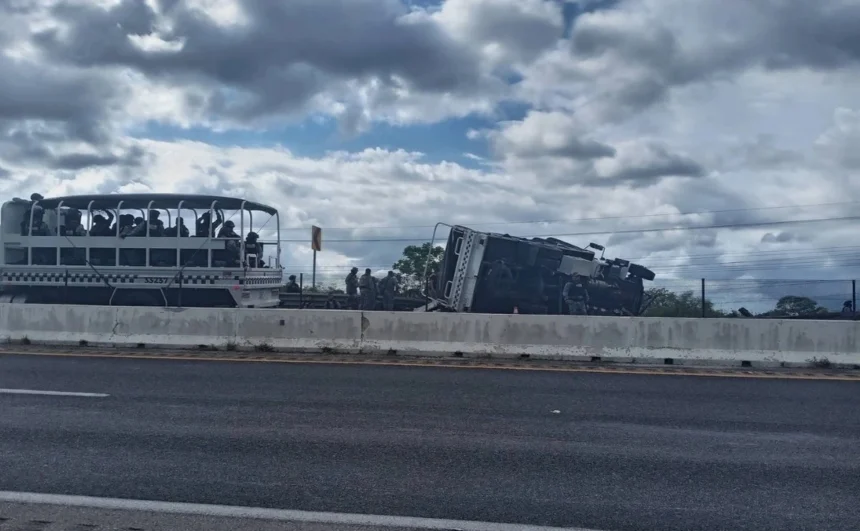 Volcadura de camión de la Guardia Nacional deja 10 lesionados en Campeche